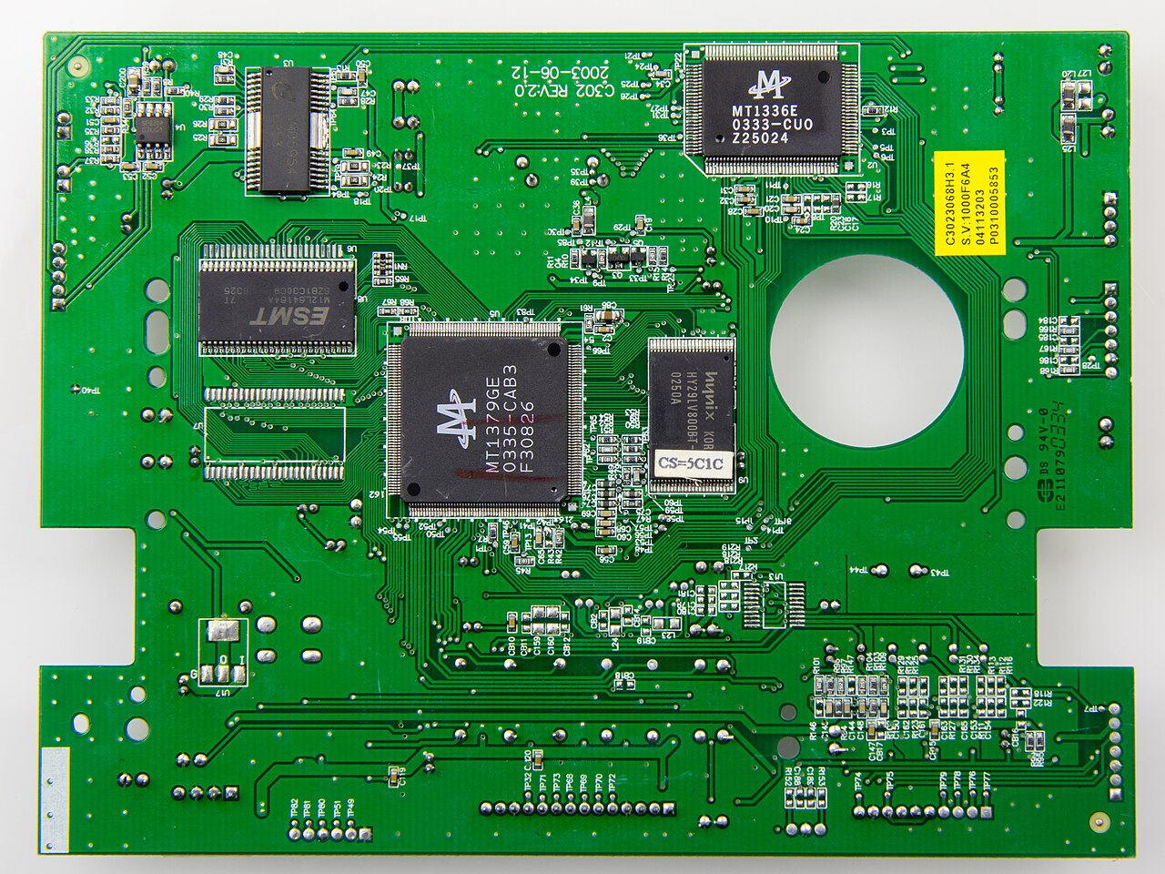 Wide copper power trace versus narrow signal trace on a green PCB showing the difference in current carrying capacity